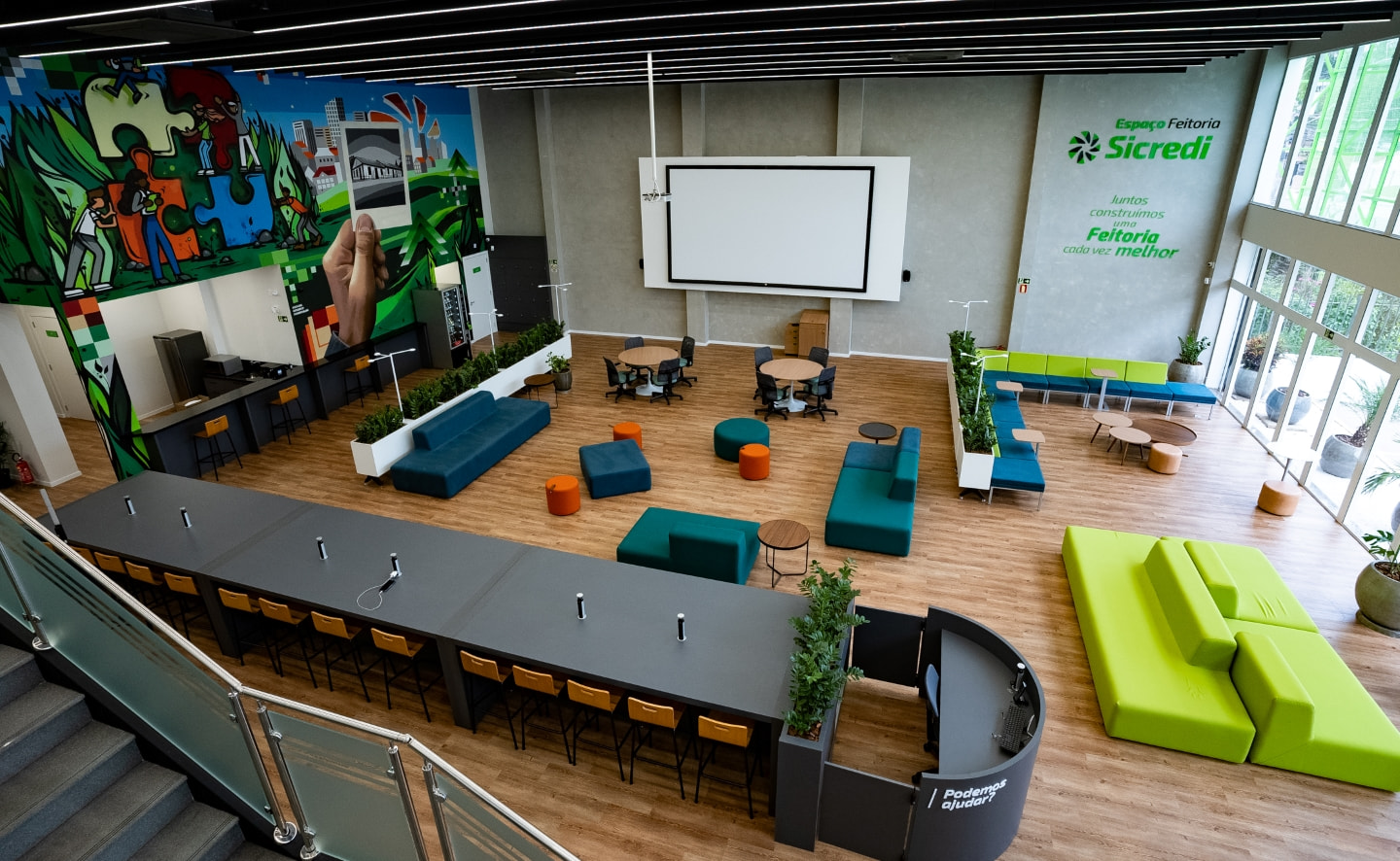 Espaço Coworking com 14 cadeiras e fontes de energia para equipamentos