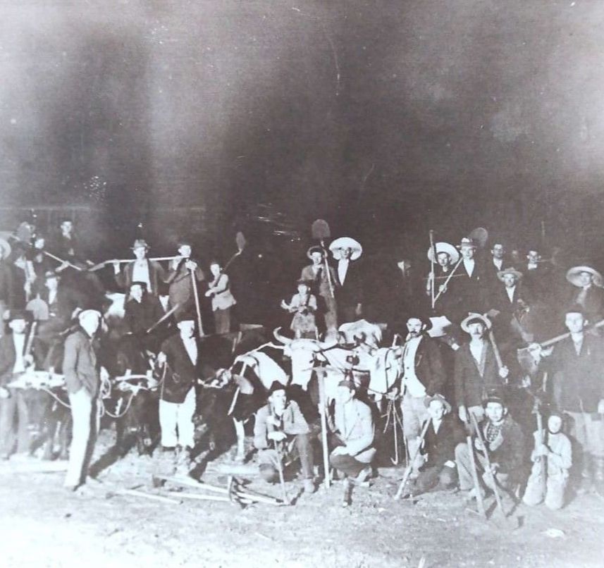 2 – Mutirão para construção da praça Amstad em Linha Imperial – Início da década de 40 à noite.jpg