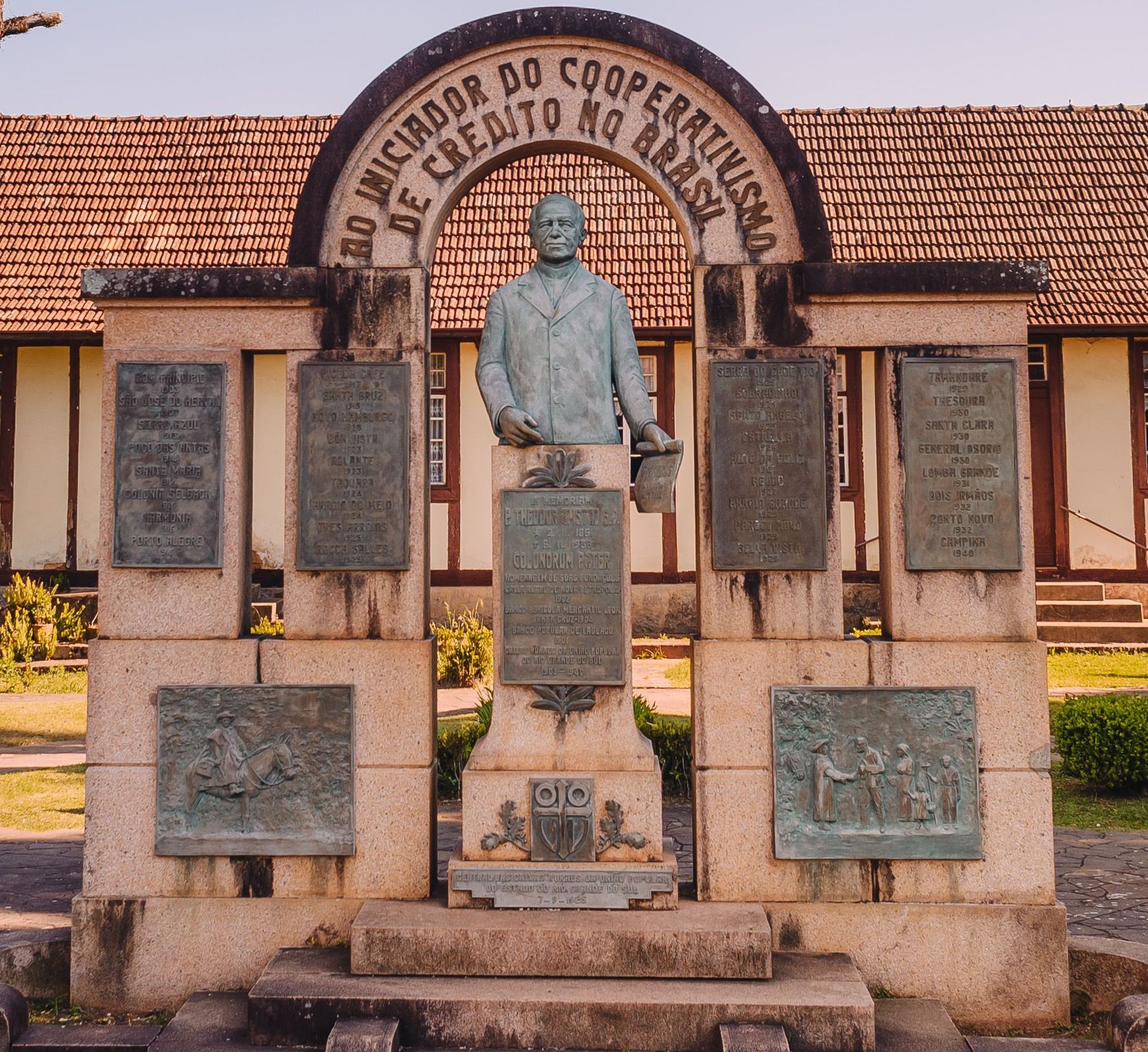 Monumento ao Padre Amstad_Linha Imperial 01.jpg